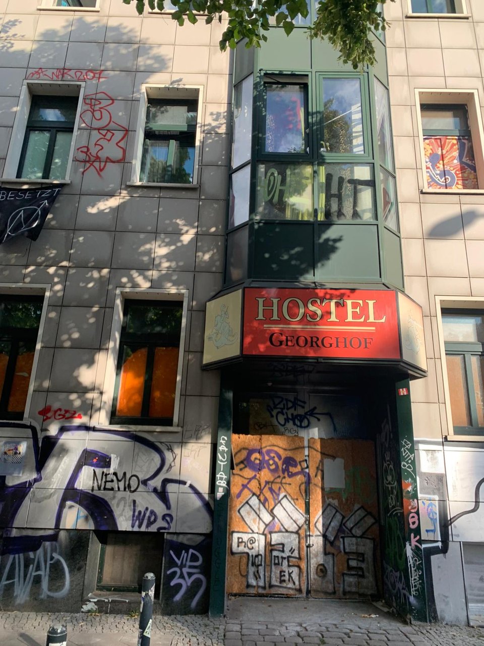 Das verrammelte Portal des ehemaligen Hostels Georghof in der Gürtelstraße, mit Graffiti überzogen.